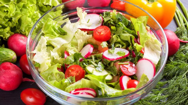 Salada: como comer fora e não sair da dieta